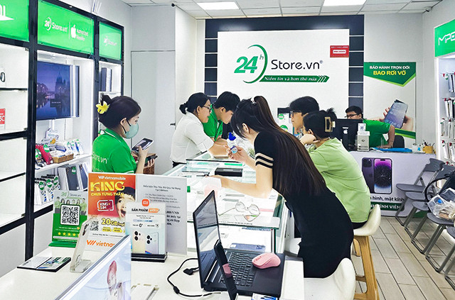 Khách mua hàng tại 24hStore