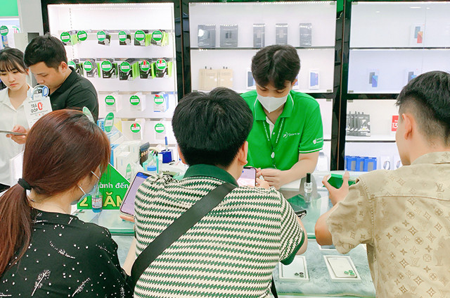 Khách mua hàng tại 24hStore