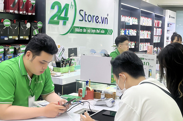 Khách mua hàng tại 24hStore