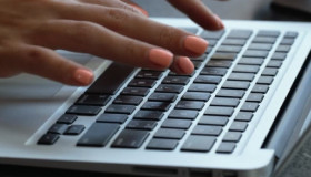 Hướng dẫn cách tắt bàn phím laptop để sử dụng bàn phím rời