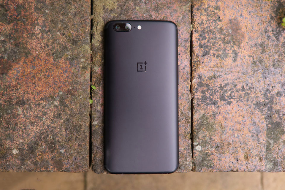 Samsung Galaxy S8 doi dau OnePlus 5 Ai moi la Ong Vua Cua Android hinh 4