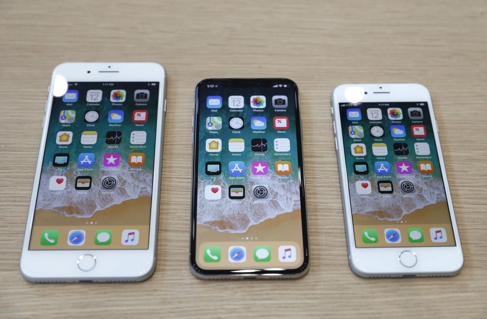 dat hang iphone 8 iphone x hinh anh 1