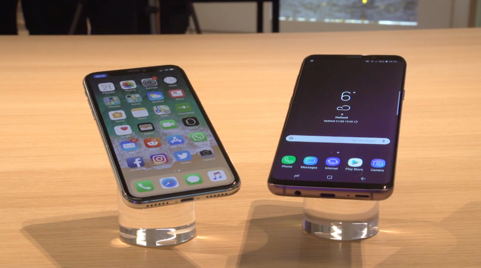 samsung galaxy s9 so huu man hinh vuot troi so voi iphone x hinh anh 1
