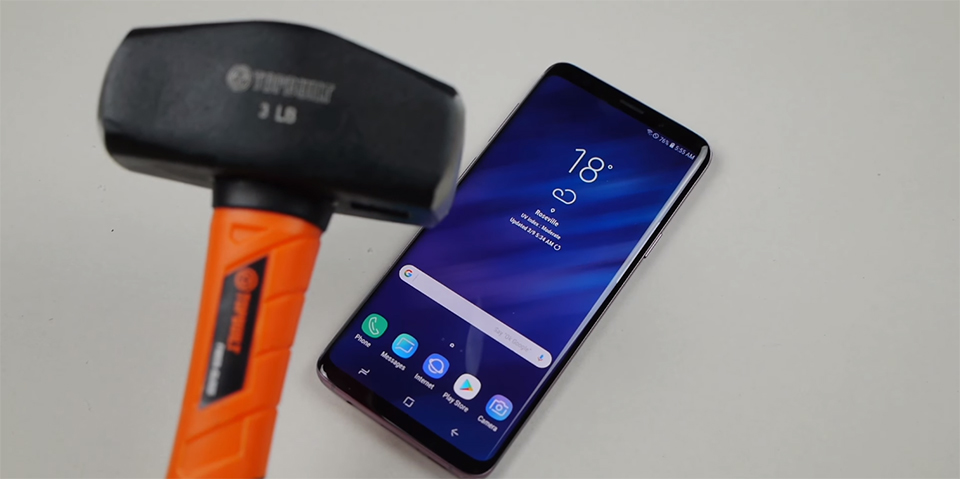 Thu do ben cua Galaxxy S9 Plus voi dao va bua 1