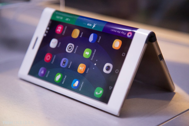 apple du tinh ra mat mot chiec dien thoai co man hinh uon deo hinh anh 2
