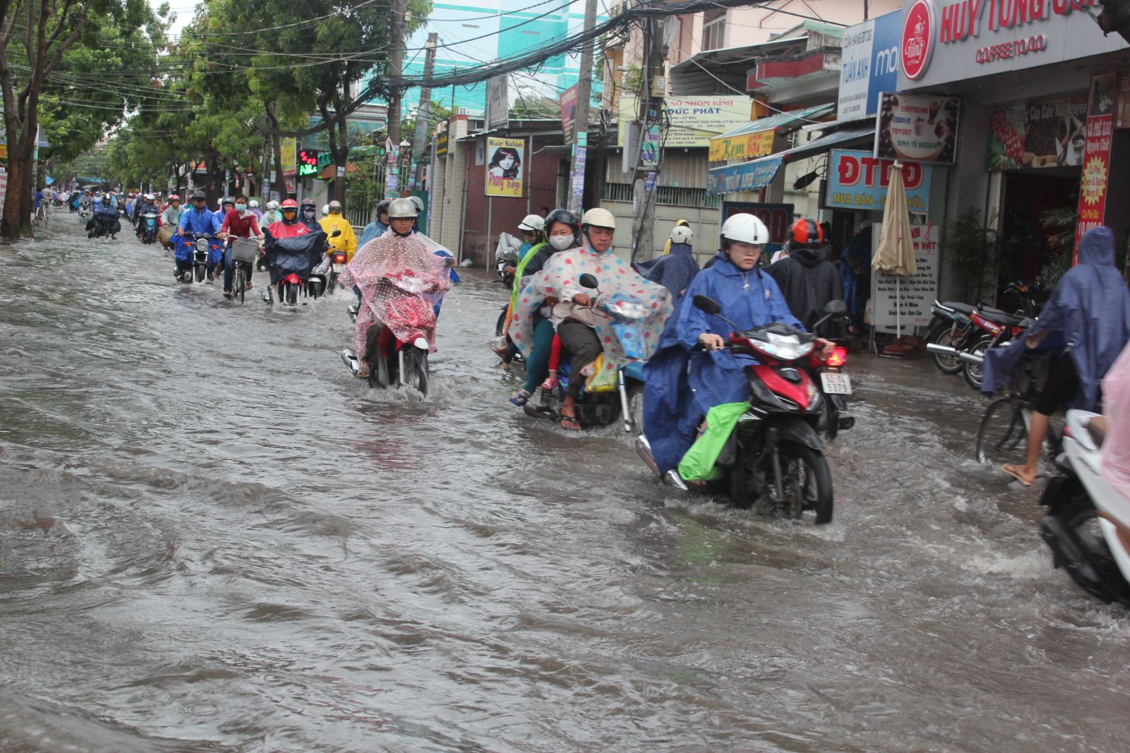 meo quan trong ai cũng phai biet khi di qua doan duong ngap nuoc