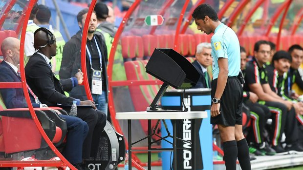 Video Assistant Referees (VAR) 4 cong nghe dinh cao se co mat trong moi tran dau world cup 2018 hinh 3