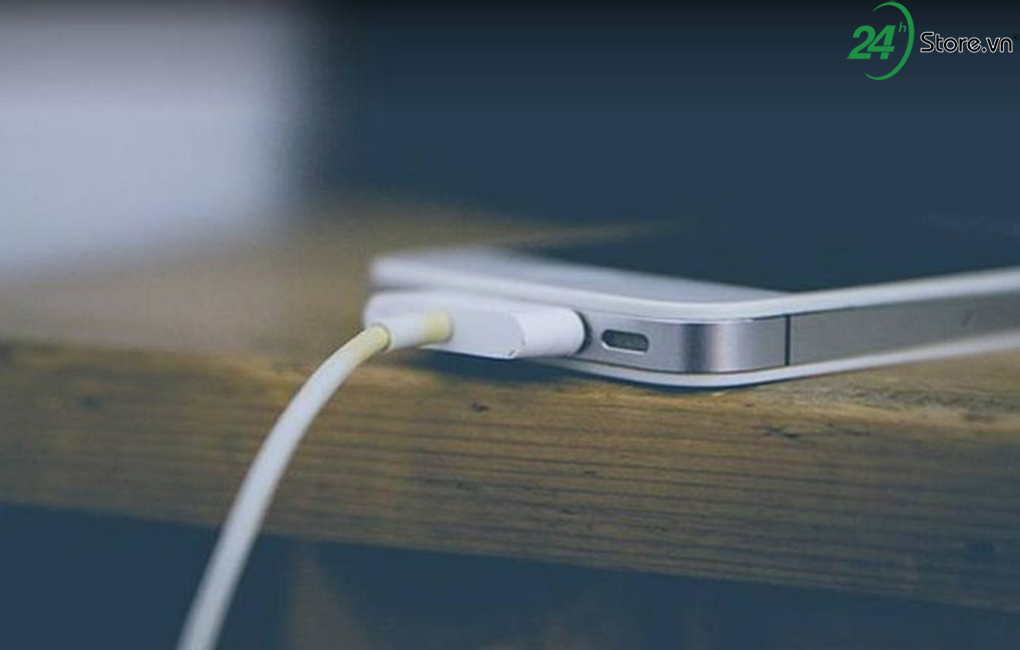5 mẹo giúp sạc pin iPhone nhanh hơn so với bình thường 5 meo giup sac pin iphone nhanh hon so voi binh thuong 5