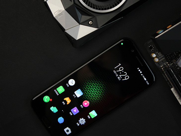 xiaomi blackshark 2 thiet ke cao cap, hieu ung den cuc chat