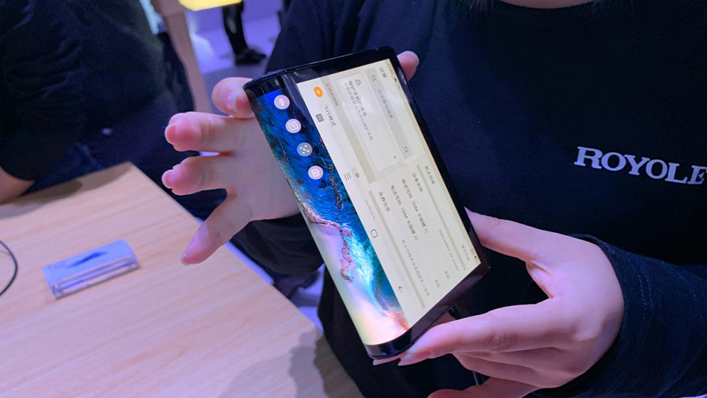 Smartphone màn hình gập đầu tiên trên thế giới chính thức ra mắt da co smartphone man hinh gap dau tien tren the gioi