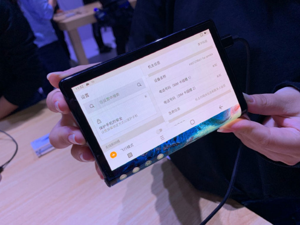 Smartphone màn hình gập đầu tiên trên thế giới chính thức ra mắt da co smartphone man hinh gap dau tien tren the gioi