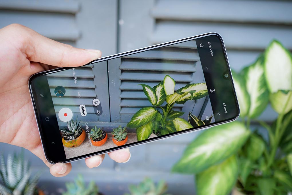 Trên tay Samsung Galaxy A70: Phiên bản nâng cấp thần kỳ của A50 samsung galaxy a70 se co mat tai viet nam voi gia khoang 10 trieu
