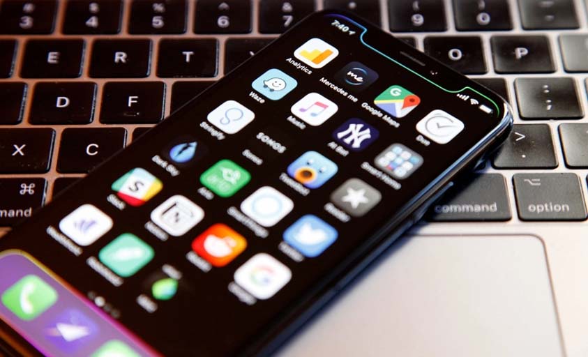 Apple với iPhone 5G đầu tiên