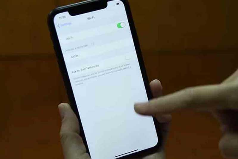 Bước 1: Nếu chưa kết nối Wi-Fi hãy mở mạng di động để kết nối internet tải profile eSIM. iphone xr esim 3