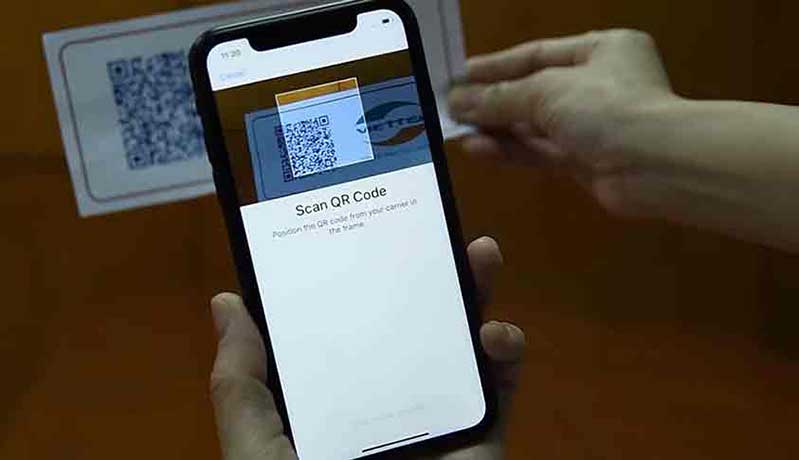 Bước 2: Một mã quét QR Code được hiện ra ngay lúc này, anh em lấy nó bằng trình của iPhone XR, Xs, Xs Max và hệ thống tự động tải Profile eSIM cho máy iphone xr esim 4