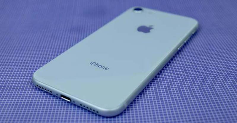 nen-mua-iphone-8-hay-xiaomi-mi-9 hinh 3