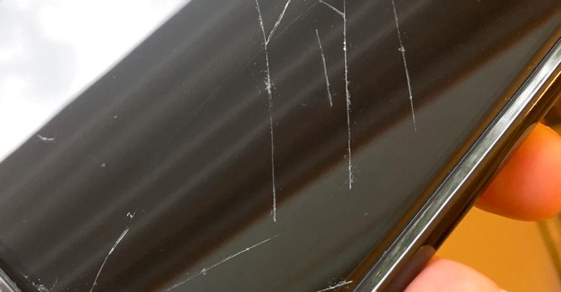 Màn hình iPhone 11 bị tố là linh kiện không mấy chất lượng như tuyên bố ban đầu màn hình trầy xước nghiêm trọng trên iphone 11
