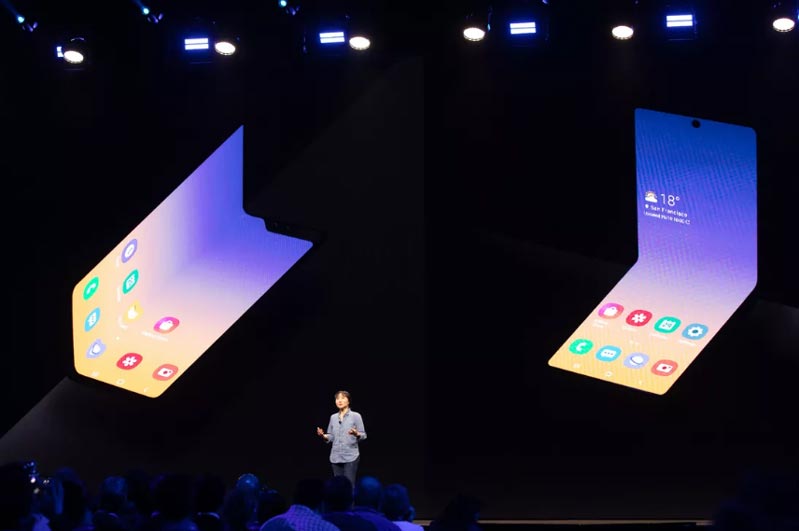 Tại SDC 2019, Samsung đã thể hiện hai cách khác nhau mà Infinity Flex Display có thể gập lại.