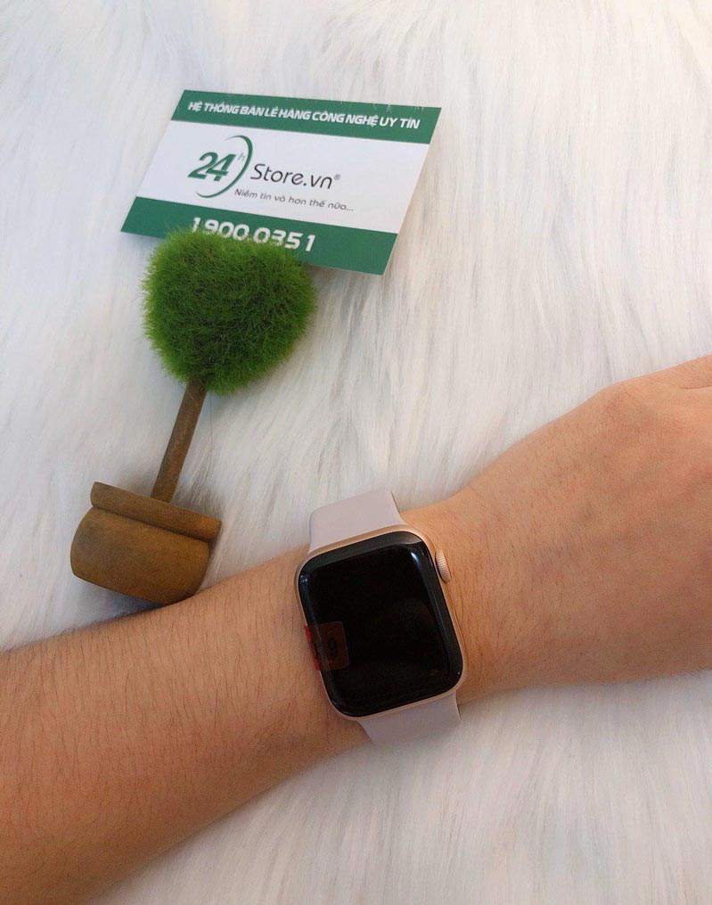 Apple Watch Series 4 GPS - mặt nhôm, dây cao su