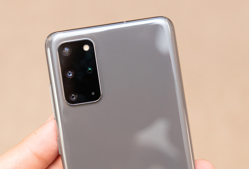 Cụm camera sau với thiết kế hơi lồi sao với mặt lưng