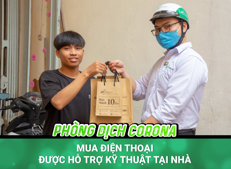 Nhân viên kỹ thuật hỗ trợ chuyển dữ liệu qua máy mới tại nhà