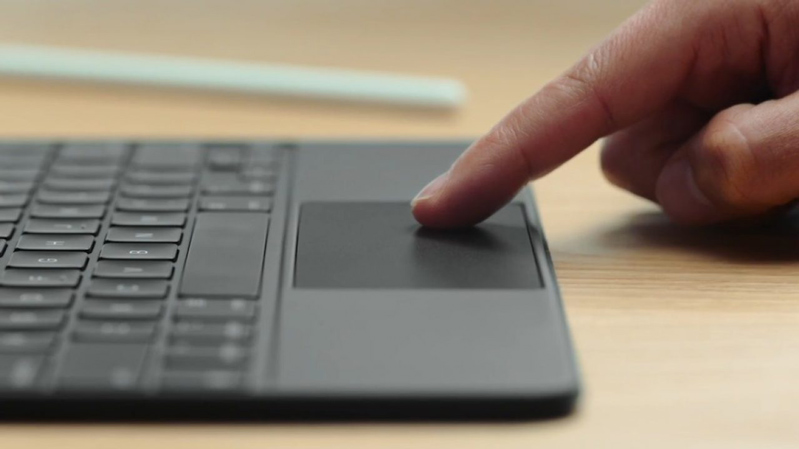 Nổi bật trên chiếc bàn phím mới là phần Trackpad chưa từng có trước đó