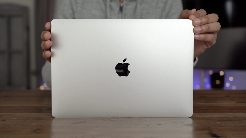 Macbook Air 2020 13 inch màu bạc đang được bán chạy tại 24hStore