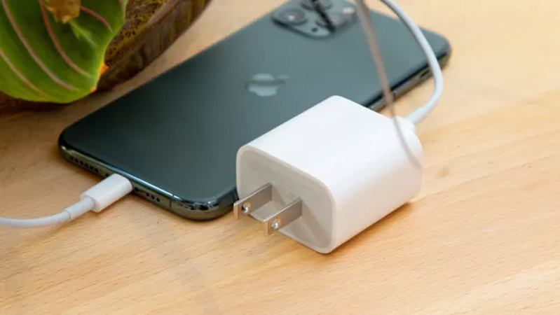 Cục sạc iPhone 12 và iPhone 11
