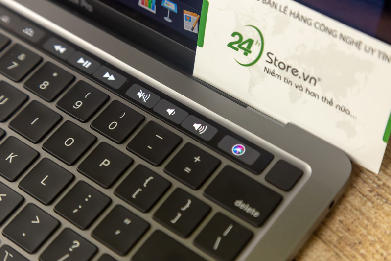 Touch Bar và Touch ID được bố trí hợp lý cạnh nhau