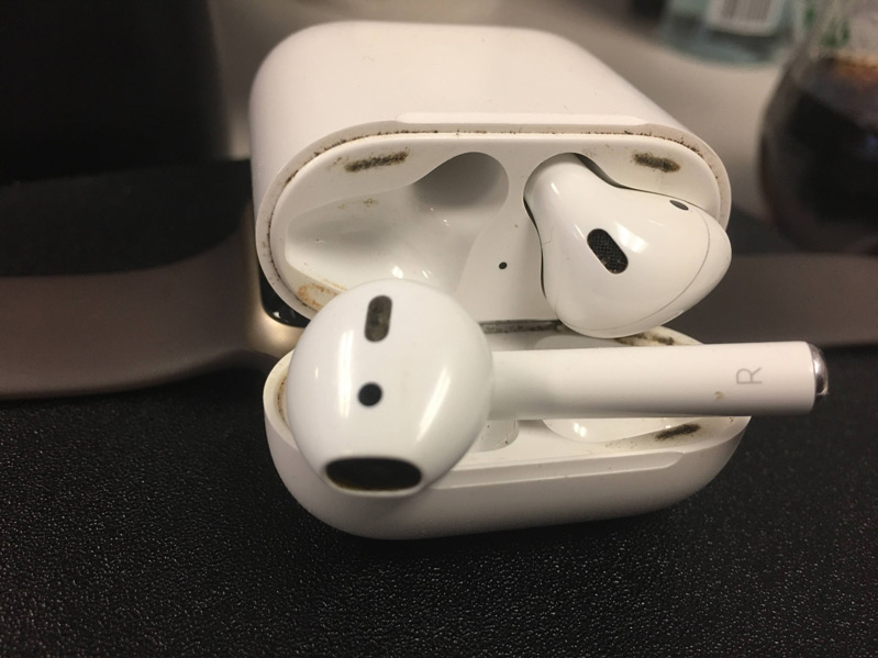 Airpods 2 cũ dễ cáu bẩn trông thấy vì màu trắng của máy