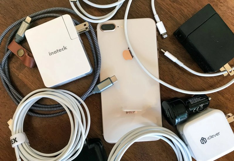 Người dùng các dòng iPhone trước đây thường hay sử dụng các bộ sạc từ bên ngoài