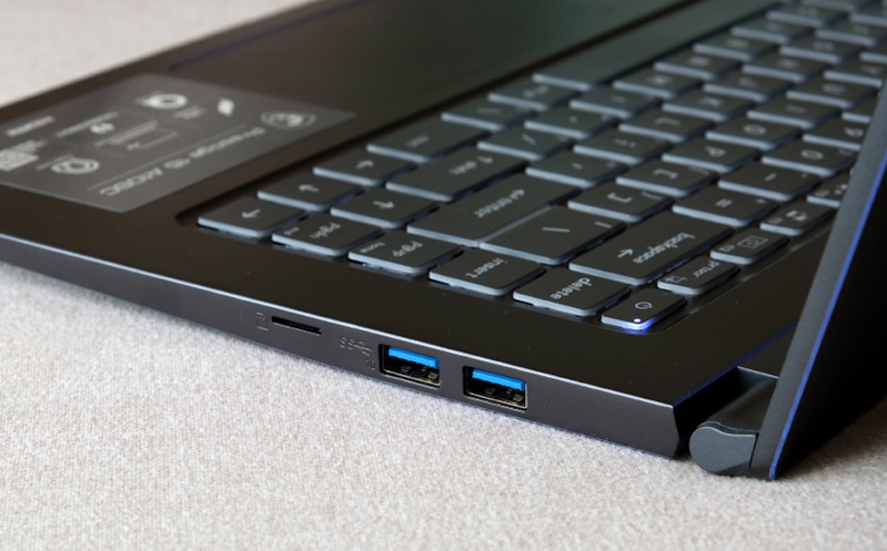 Cổng USB kích thước đầy đủ loại bỏ sự cần thiết của các bộ điều hợp vụng về.