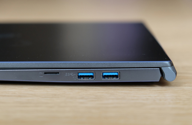 Mặc dù Prestige 15 chỉ dày 15,9mm, nó có hai cổng USB 3.2 Gen 2 kích thước đầy đủ.