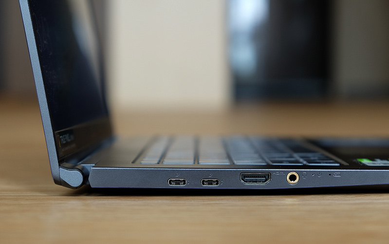 Ở bên trái là hai cổng USB-C Thunderbolt 3, cổng HDMI kích thước đầy đủ và giắc cắm âm thanh 3,5 mm.