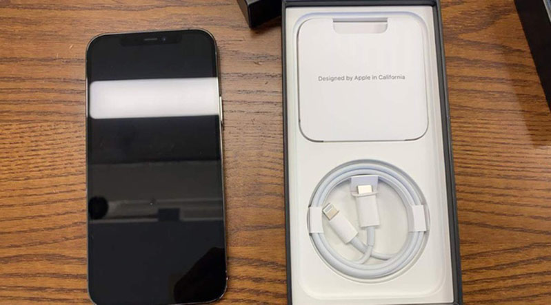Bên trong hộp iPhone 12 Pro 
