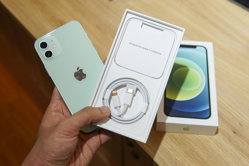 iPhone 12 bỏ đi phụ kiện 