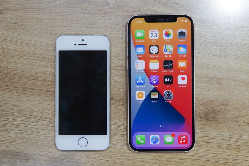 iPhone 12 và iPhone 5S hình 1 So sánh iPhone 12 và iPhone 5S