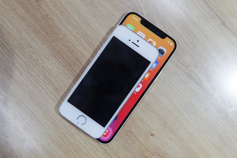iPhone 12 và iPhone 5S hình 10 iPhone 12 và iPhone 5S đều có tính năng bảo mật rõ ràng