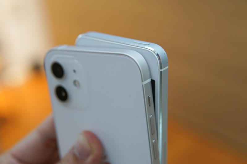 iPhone 12 và iPhone 5S hình 3 iPhone 12 và iPhone 5S có thiết kế vuông giống nhau