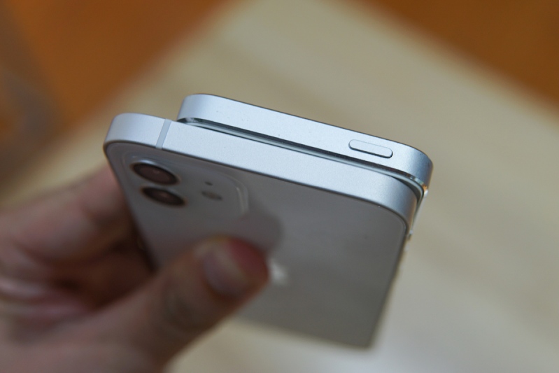 iPhone 12 và iPhone 5S hình 6 iPhone 12 và iPhone 5S có vị trí phím khác nhau