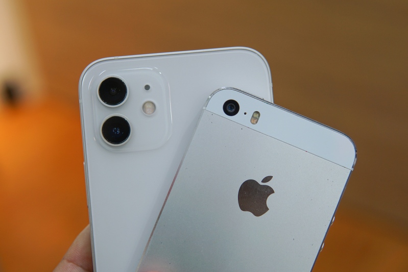 iPhone 12 và iPhone 5S hình 8 Camera của iPhone 12 lớn hơn iPhone 5S