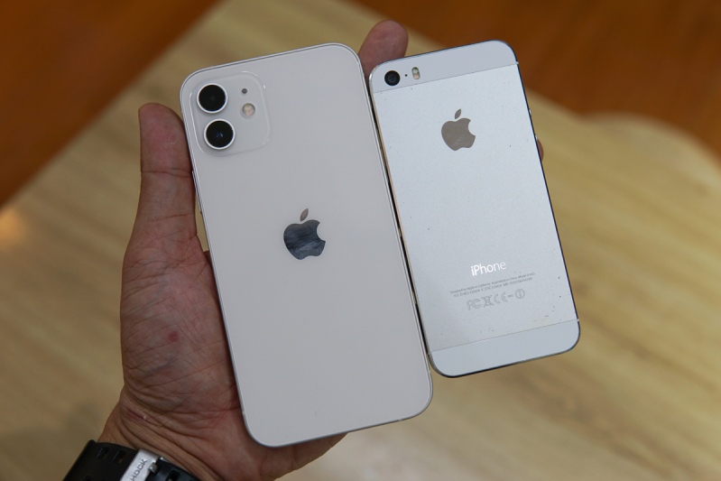 iPhone 12 và iPhone 5S hình 9 Mặt sau có chất liệu khác nhau