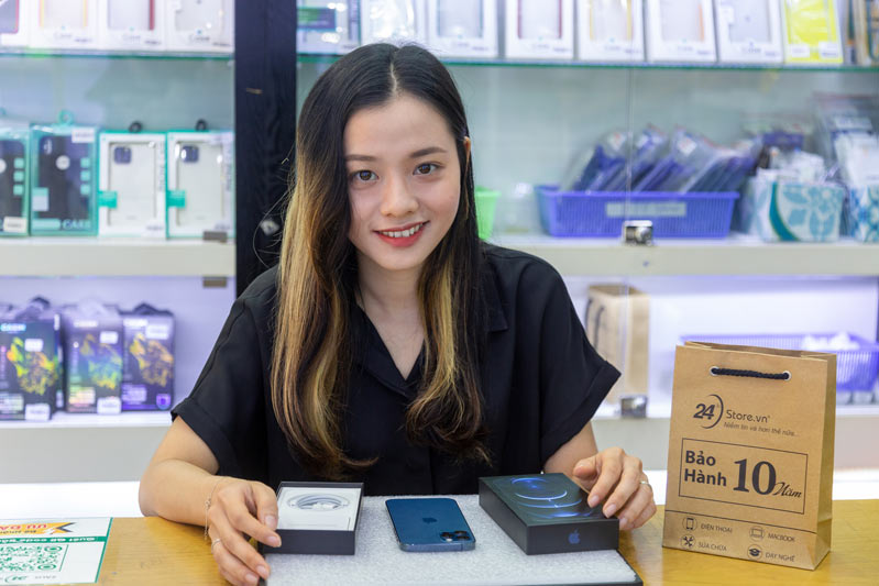 khách hàng đến 24hstore để mau iphone 12 