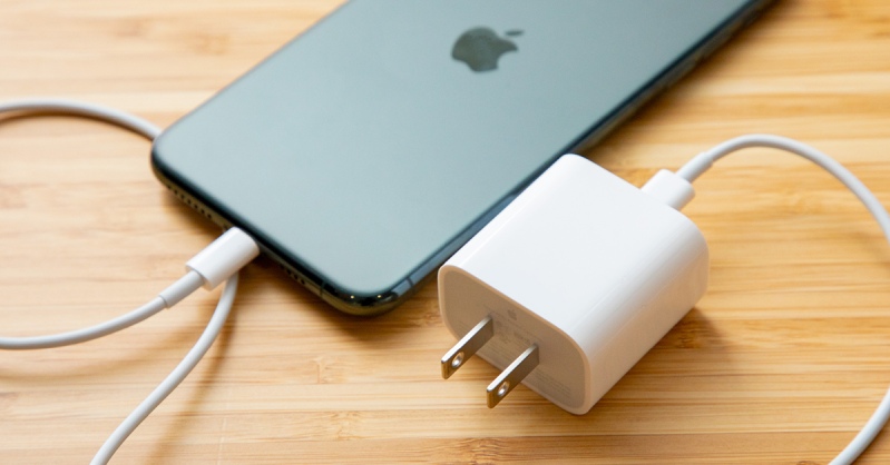 iPhone 12 Pro Max và thiết bị khác không thể sạc chung củ sạc nhiều cổng?