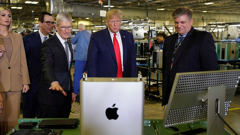 Tim Cook tặng mac pro cho donald trump 