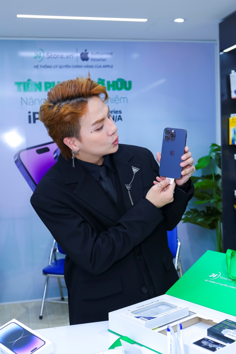 Diễn viên Duy Khánh chọn iPhone 14 Deep Purple