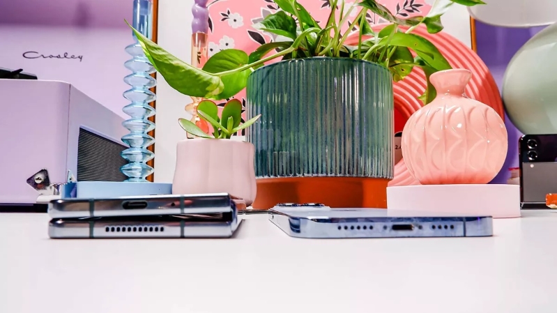 Z Fold 4 có kích thước và trọng lượng lớn hơn iPhone 13 Pro Max
