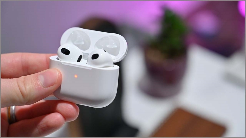 Giữ AirPods trong hộp sạc khi bạn không sử dụng