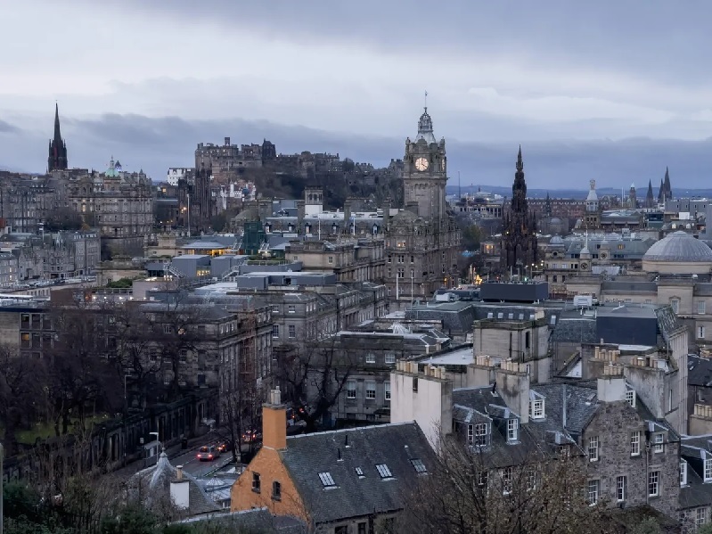 Edinburgh vào một buổi chiều nhiều mây
