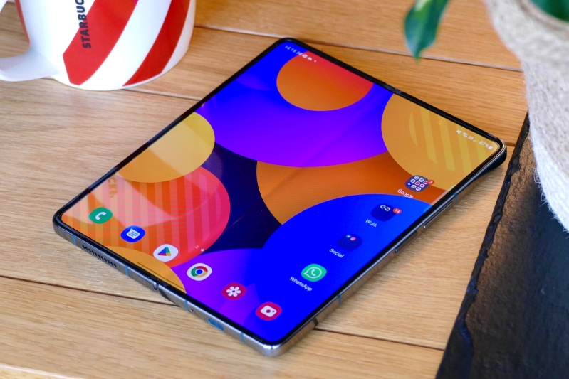 Galaxy Z Fold4 có màn hình 7,6 inch với độ phân giải 1812 x 2176